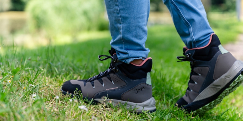 Joya wandelschoenen in het gras