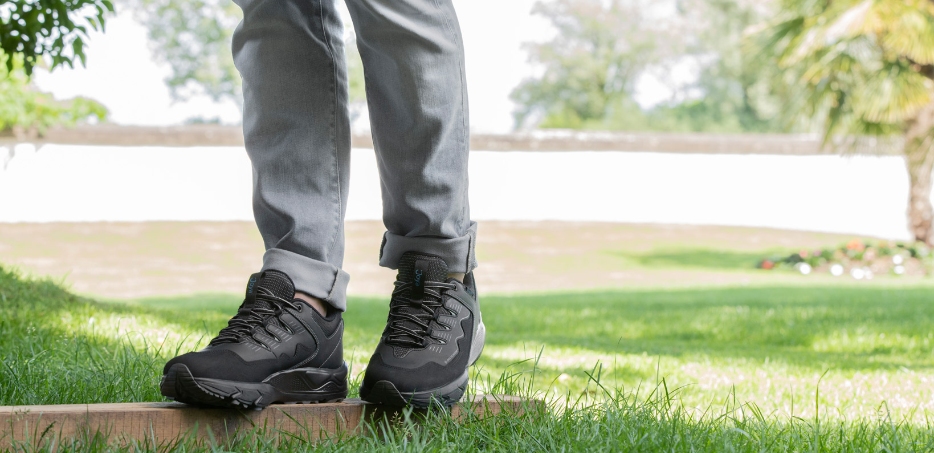 Man met Quist wandelschoenen in parkje