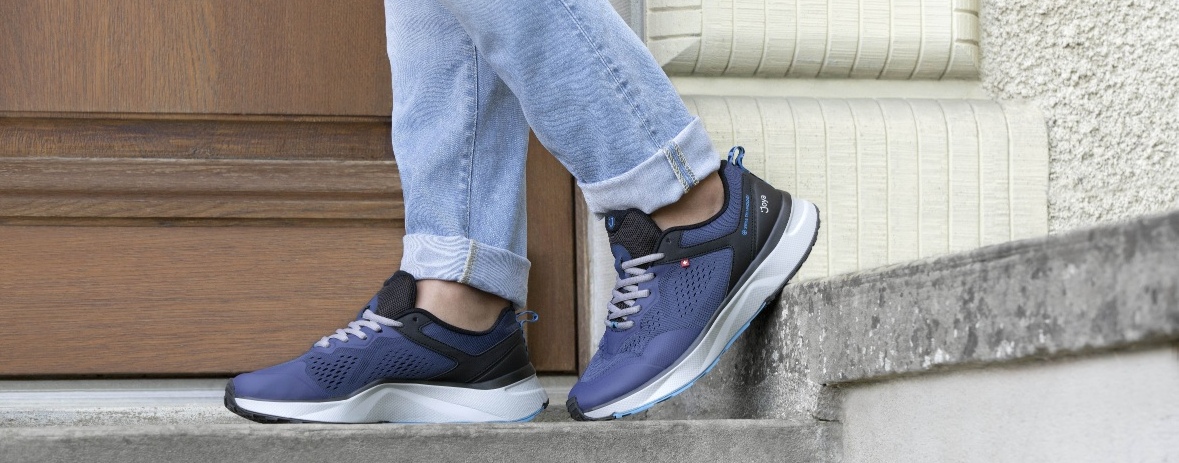 Man op stoep met donkerblauwe Joya schoenen