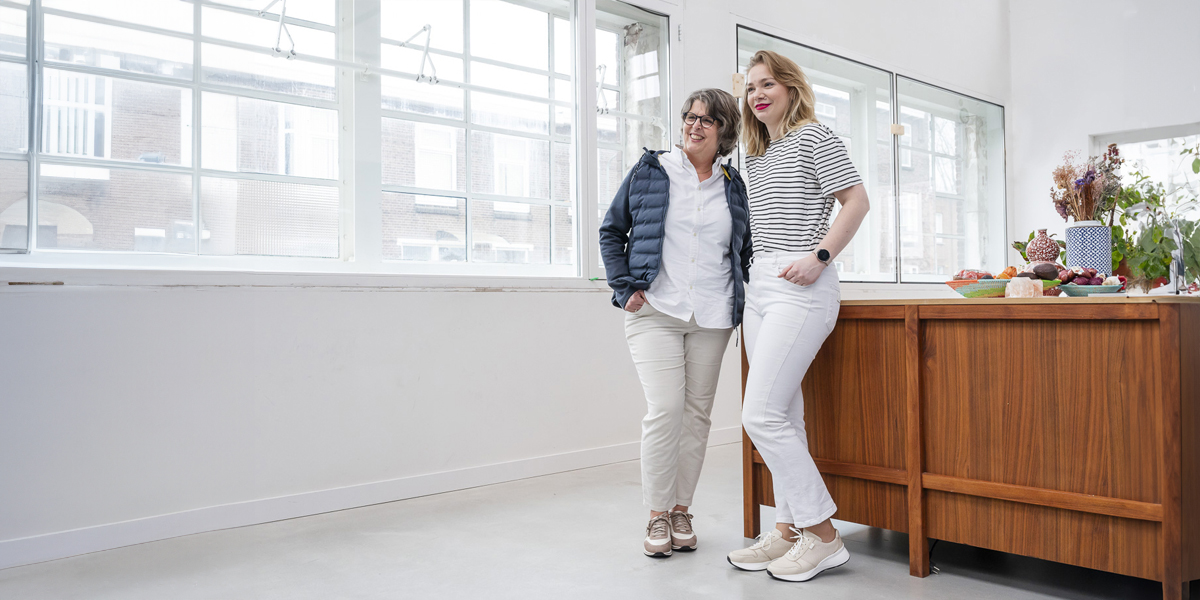 Twee dames met wandelschoenen aan op kantoor